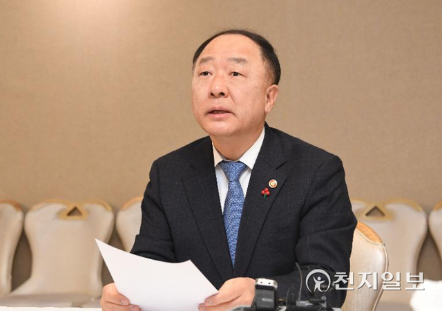 홍남기 경제부총리 겸 기획재정부 장관이 19일 오전 서울 종로구 정부서울청사에서 열린 제37차 부동산시장 점검 관계장관회의에 참석해 발언하고 있다. (제공: 기획재정부) ⓒ천지일보 2022.1.19