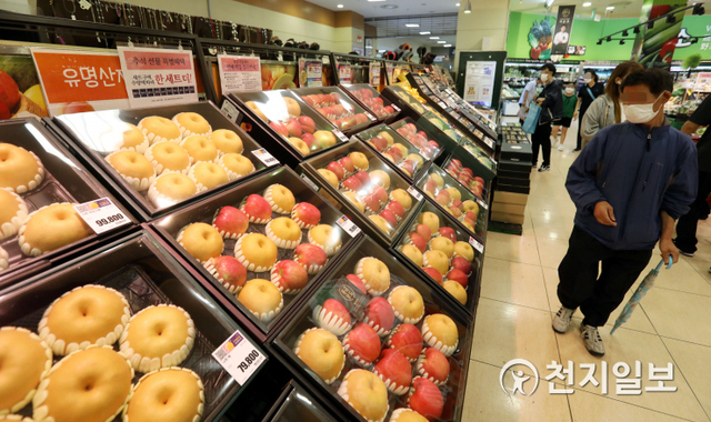 [천지일보=남승우 기자] 10일 서울 시내의 한 대형마트에서 시민들이 추석 선물세트를 고르고 있다. 정부가 ‘김영란법’으로 불리는 부정청탁 및 금품등 수수의 금지에 관한 법률의 농축수산 선물 상한액을 추석 명절 기간에 한해 일시 상향하기로 결정했다. 신종 코로나바이러스 감염증(코로나19) 사태로 인해 어려움을 겪고 있는 농축수산업계를 돕고 침체된 경기를 살리기 위한 조치다. 해당 개정안은 임시 국무회의에서 의결될 예정이다. ⓒ천지일보 2020.9.10