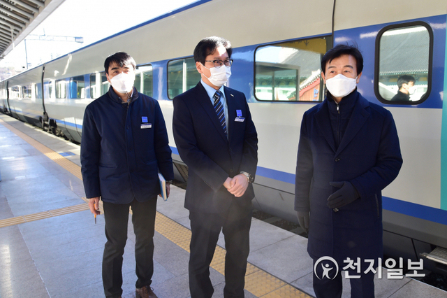 조규일 진주시장이 지난 30일 진주역을 방문해 KTX 운행상황을 점검하고 있다. (제공: 진주시) ⓒ천지일보 2020.12.31