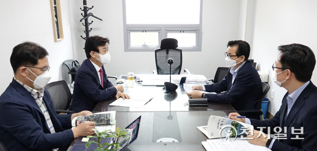 조규일 진주시장(왼쪽 두번째)이 지난 10일 국토교통부를 방문해 지역 상습 교통체증 구간인 상평교와 진주-사천 국도 33호선에 대한 정체 해소를 건의하고 있다. (제공: 진주시) ⓒ천지일보 2021.9.12