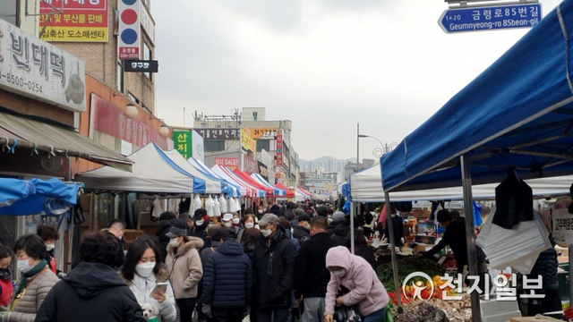 [천지일보 용인=류지민 기자] 오일장이 벌어진 용인시 처인구 김량장동에 있는 용인중앙시장에 설 명절 하루 전인 11일 장을 보러 온 시민들로 가득하다. ⓒ천지일보 2021.2.12