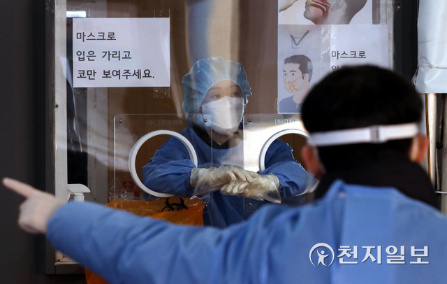 [천지일보=남승우 기자] 신종 코로나바이러스 감염증(코로나19) 신규 확진자가 6603명으로 집계된 20일 오전 서울역 광장 임시 선별검사소에서 의료진이 다음 검사자를 기다리고 있다. ⓒ천지일보 2022.1.20