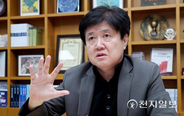 [천지일보=박준성 기자] 국민의힘 유경준 의원이 27일 서울 여의도 국회 의원회관에서 천지일보와의 인터뷰를 통해 문재인 정부의 경제정책에 대해 평가하고 있다. ⓒ천지일보 2021.10.28