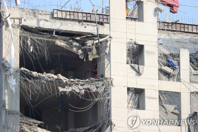19일 오전 광주 서구 화정아이파크 붕괴사고 현장에서 119구조대가 상층부 수색을 하고 있다. (출처: 연합뉴스)