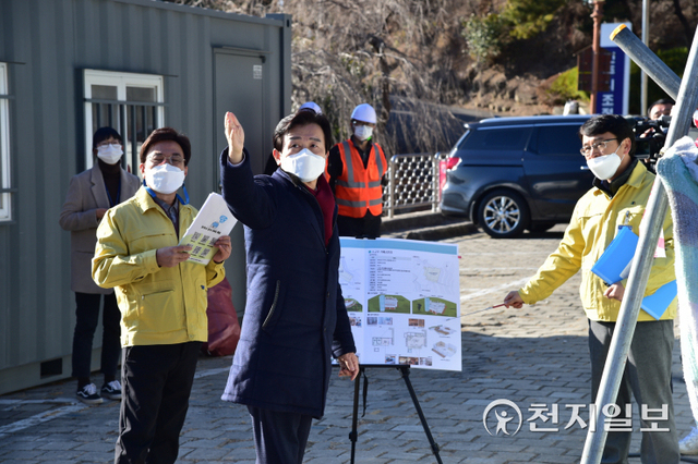 조규일 진주시장(가운데)이 20일 진양호 독서카페와 소규모 카페갤러리 조성공사 현장을 방문해 공사 관계자를 격려하고 진행 상황을 점검하고 있다. (제공: 진주시) ⓒ천지일보 2022.1.20