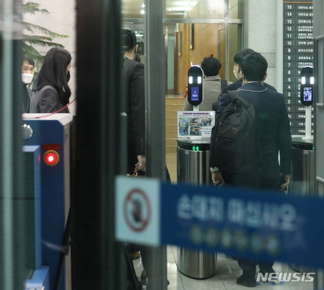 [서울=뉴시스] 고위공직자범죄수사처(공수처) 수사관들이 29일 오전 이성윤 서울고검장 공소장 유출사건 관련 압수수색을 위해 서울 서초구 대검찰청으로 들어가고 있다.