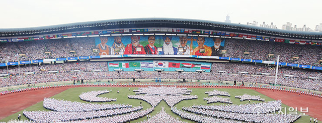 2014년 9월 18일 서울 잠실 올림픽주경기장에서 진행된 ‘평화 만국회의’에서 HWPL 회원들이 협약서를 통해 종교대통합을 약속한 종교지도자들의 모습을 카드섹션으로 표현하고 있다. ⓒ천지일보 2022.1.21