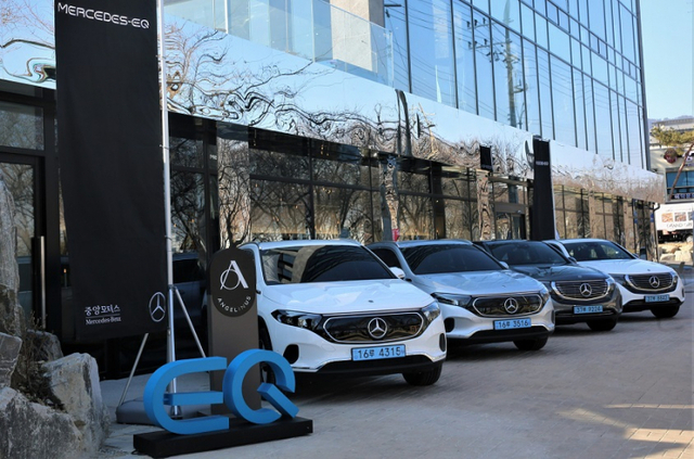 엔제리너스 아일랜드점 전면에 전시된 벤츠의 인기 모델. (제공: 롯데GRS)