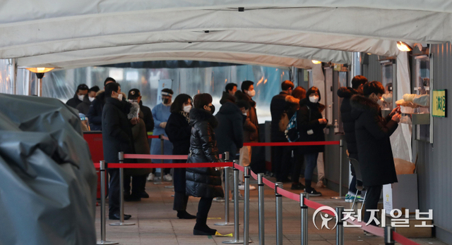 [천지일보=남승우 기자] 신종 코로나바이러스 감염증(코로나19) 신규 확진자가 이틀 연속 6000명대를 기록한 가운데 21일 오전 서울 중구 서울광장 임시 선별검사소에서 시민들이 코로나19 검사를 받기 위해 대기하고 있다. 이날 코로나19 신규 확진자는 6769명으로 집계됐다. ⓒ천지일보 2022.1.21