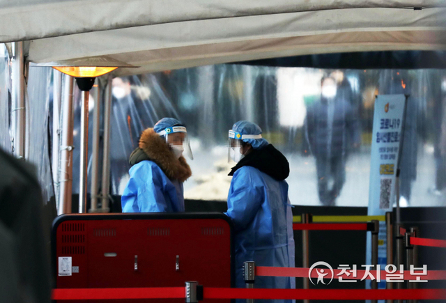 [천지일보=남승우 기자] 신종 코로나바이러스 감염증(코로나19) 신규 확진자가 이틀 연속 6000명대를 기록한 가운데 21일 오전 서울 중구 서울광장 임시 선별검사소에서 의료진들이 난로 밑에 서서 대화를 나누고 있다. ⓒ천지일보 2022.1.21