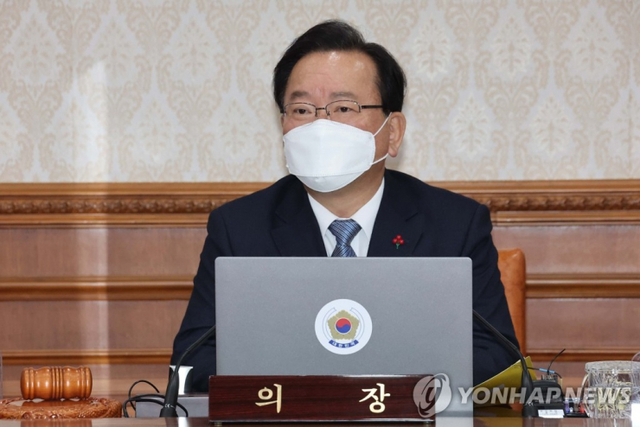 (서울=연합뉴스) 김승두 기자 = 김부겸 국무총리가 21일 정부서울청사에서 열린 임시 국무회의를 주재하고 있다. 정부는 이날 열린 임시 국무회의에서 신종 코로나바이러스 감염증(코로나19) 소상공인·자영업자를 위한 추가경정예산(추경)안을 확정했다. 2022.1.21