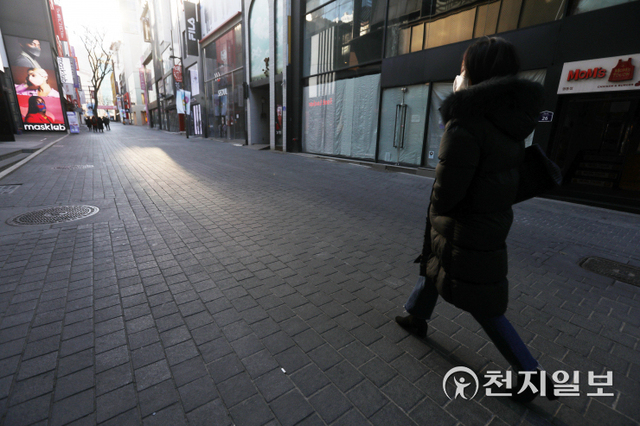 [천지일보=남승우 기자] 사회적 거리두기 조정안이 발표된 14일 서울 중구 명동 거리가 한산한 모습을 보이고 있다.정부는 오는 17일부터 내달 6일까지 3주간 사적모임 인원을 6인으로 완화하되, 식당·카페 등 영업시간 제한은 9시까지로 유지하는 거리두기 방안을 적용하기로 했다. ⓒ천지일보 2022.1.14