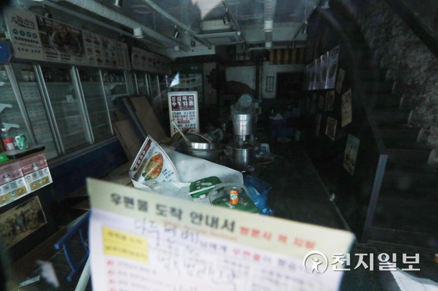 [천지일보=남승우 기자] 사회적 거리두기 조정안이 발표된 14일 오전 서울 중구 명동에서 폐업한 가게 내부에 주방용품이 쌓여 있다.정부는 오는 17일부터 내달 6일까지 3주간 사적모임 인원을 6인으로 완화하되, 식당·카페 등 영업시간 제한은 9시까지로 유지하는 거리두기 방안을 적용하기로 했다. ⓒ천지일보 2022.1.14