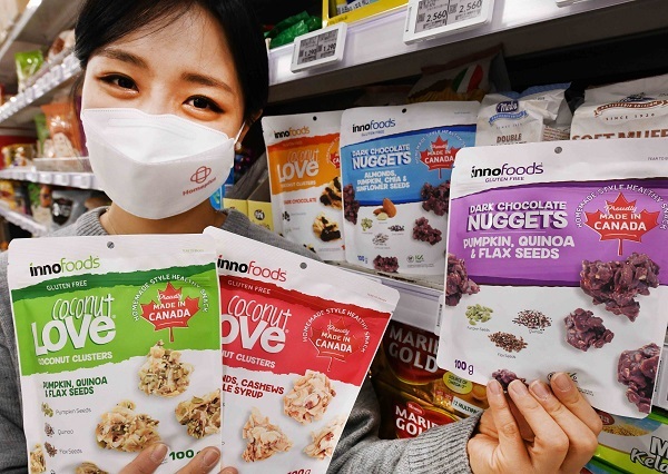 모델이 21일 서울 강서구 등촌동 홈플러스 강서점에서 캐나다 직수입 원물스낵을 선보이고 있다. (제공: 홈플러스)