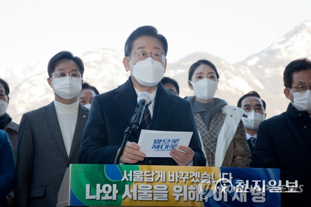 더불어민주당 이재명 대선 후보가 21일 서울 은평한옥박물관에 방문해 서울지역 7대 공약을 발표하고 있다. (출처: 연합뉴스)