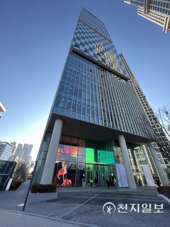 [천지일보=이우혁 기자] 서울 성동구에 위치한 아크로서울포레스트. 국토교통부는 21일 국토안전관리원을 통해 건물에서 발생했다는 진동 및 안전 상황에 대해 확인했다. 국토부 관계자는 “현장에 대한 안전진단은 관리주체(시공사, 건물 관리사무소)가 수행한다. 국토안전관리원은 점검을 제대로 이행하는지 확인하는 역할”이라며 “현재까지는 특이사항이 크게 없으나 지속해서 진행 상황을 모니터링해야 할 것 같다”고 설명했다. ⓒ천지일보 2022.1.21