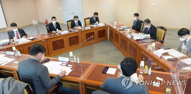 오는 27일 중대재해처벌법 정식 시행을 앞두고 21일 대검찰청에서 고용노동부와 대검찰청, 경찰청 간 수사기관 대책협의회가 열리고 있다. 이날 회의에는 노동부 산업안전보건본부장와 중대산업재해감독과장, 대검 공공수사부장과 형사3과장·노동수사지원과장, 경찰청 형사국장과 폭력범죄수사계장 등 관계자 10명이 참석했다. (출처: 연합뉴스)