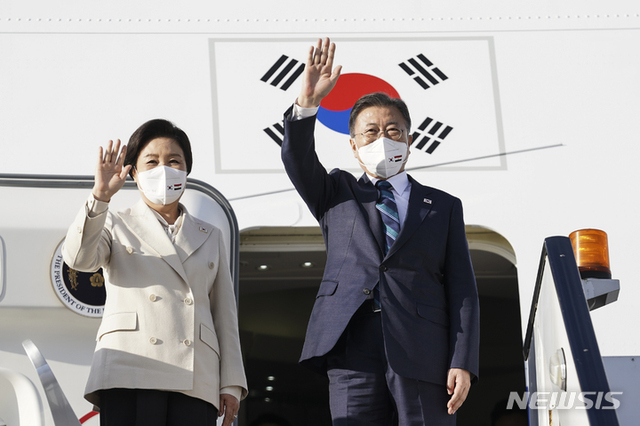 아랍에미리트(UAE), 사우디아라비아, 이집트 등 중동 3개국 순방을 마친 문재인 대통령과 부인 김정숙 여사가 21일(현지시간) 이집트 카이로 국제공항에서 귀국하기 위해 공군 1호기에 탑승해 인사하고 있다. 2022.01.21. (출처: 뉴시스)