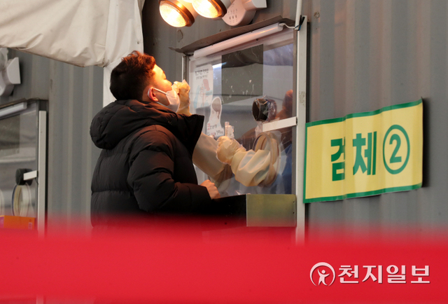 [천지일보=박준성 기자] 서울 중구 시청광장에 마련된 선별진료소를 찾은 시민이 검체검사를 받고 있다. ⓒ천지일보DB