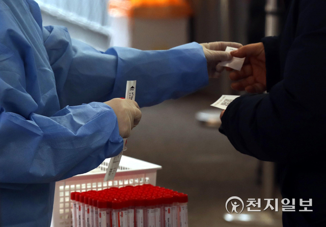 [천지일보=남승우 기자] 신종 코로나바이러스 감염증(코로나19) 신규 확진자 7009명으로 집계된 22일 오전 서울역 광장에서 의료진이 코로나19 검사 안내를 하고 있다. ⓒ천지일보 2022.1.22