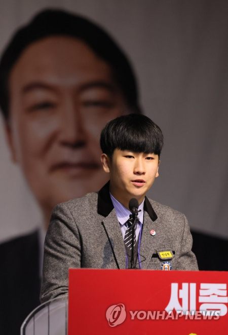 국민의힘 제1호 청소년 당원인 두루고 안상현 학생이 22일 오전 세종 비오케이아트센터에서 열린 국민의힘 세종 선대위 필승결의대회에서 인사말을 하고 있다. (출처: 연합뉴스)