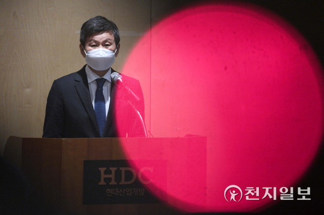 [천지일보=남승우 기자] 정몽규 HDC현대산업개발 회장이 17일 서울 HDC현대산업개발 용산 사옥에서 광주 아파트 외벽 붕괴 사고 관련 대국민 사과를 하고 있다. 이날 정 회장은 사퇴 의사를 밝혔다. ⓒ천지일보 2022.1.17