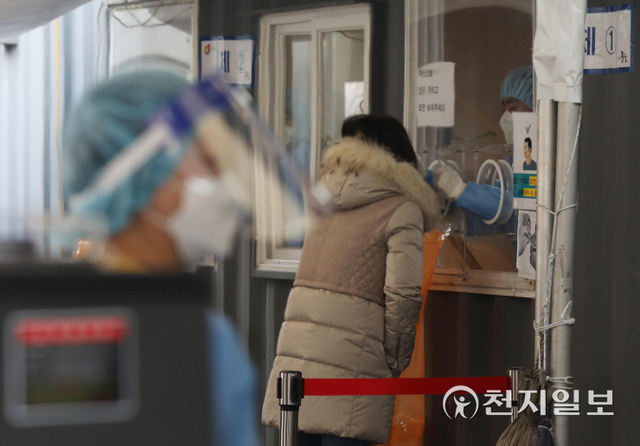 [천지일보=남승우 기자] 신종 코로나바이러스 감염증(코로나19) 신규 확진자 7009명으로 집계된 22일 오전 서울역 광장 임시 선별검사소에서 한 시민이 코로나19 검사를 받고 있다. ⓒ천지일보 2022.1.22