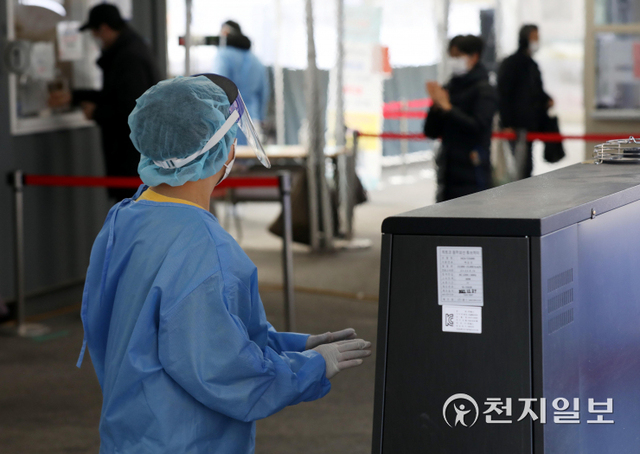 [천지일보=남승우 기자] 신종 코로나바이러스 감염증(코로나19) 신규 확진자 7009명으로 집계된 22일 오전 서울역 광장 임시 선별검사소에서 의료진이 난로에 손을 녹이고 있다. ⓒ천지일보 2022.1.22