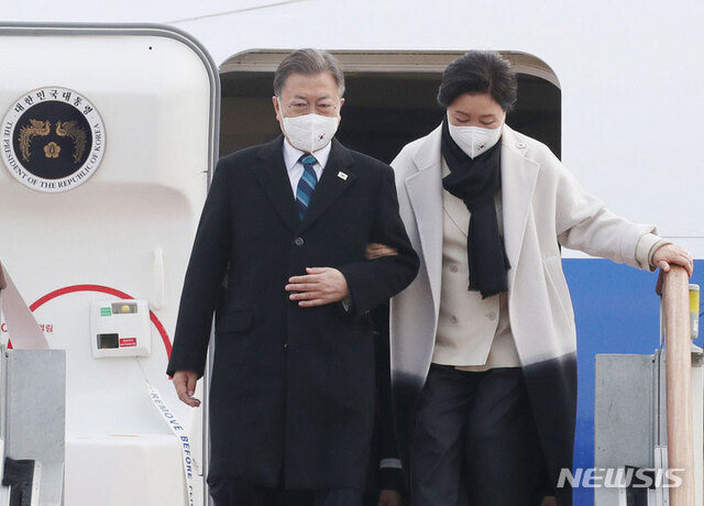 [성남=뉴시스] 아랍에미리트(UAE), 사우디아라비아, 이집트 등 중동 3개국 순방을 마친 문재인 대통령과 부인 김정숙 여사가 22일 경기 서울공항에 도착해 공군 1호기에서 내리고 있다. 2022.01.22.
