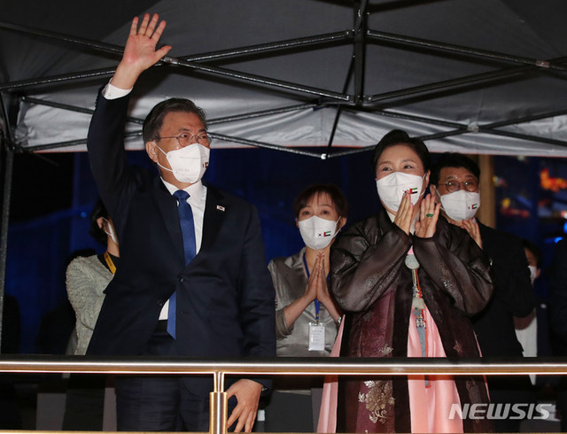 [두바이=뉴시스] 김진아 기자 = 문재인 대통령과 김정숙 여사가 16일(현지시간) 아랍에미리트 두바이 엑스포 쥬빌리공원에서 열린 K-POP 콘서트에서 싸이 공연을 관람하던 중 손 흔들어 인사하고 있다. 2022.01.17.