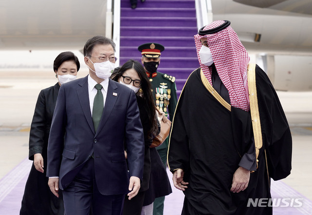 [리야드=뉴시스] 김진아 기자 = 아랍에미리트(UAE), 사우디아라비아, 이집트 등 중동 3개국 순방 중인 문재인 대통령과 부인 김정숙 여사가 18일(현지시간) 사우디아라비아 킹칼리드 국제공항 왕실터미널에 도착해 공군 1호기에서 내려 모하메드 빈 살만 왕세자와 공식환영식에 참석하고 있다. 2022.01.18.