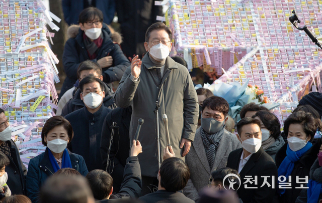 [천지일보=박준성 기자] 더불어민주당 이재명 대선 후보가 22일 오후 서울 송파구 석촌호수를 방문해 즉석 연설에서 발언하고 있다. (제공: 민주당 선대위) ⓒ천지일보 2022.1.22