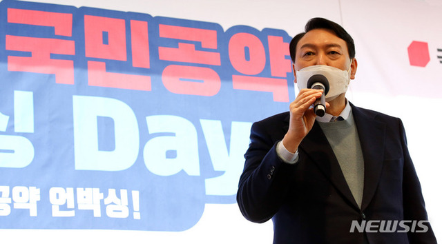 윤석열 국민의힘 대선 후보가 23일 서울 여의도 How's 카페에서 열린 '국민공약 언박싱 데이' 에서 '윤석열 공약위키' 홈페이지를 통해 제안받은 공약 5가지 발표에 대한 소감을 밝히고 있다. (출처: 뉴시스)