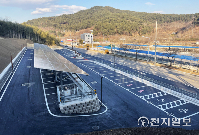 [천지일보 진주=최혜인 기자] 23일 경남 진주시 판문동 소싸움경기장 맞은편인 진양호공원 후문 입구에 꿈키움동산 주차장이 조성돼 있다.주차장은 진양호공원과 우드랜드 방문객들의 교통편의를 위해 약 9억원의 사업비를 들여 지난 2020년 12월 착공, 장애인전용 등 60면을 갖추고 1년여 만에 완공됐다.주차장의 데크 계단을 통하면 최근 숲길 조성이 완료된 편백숲 길로 진입해 벚나무 가로수길과 70여종의 화목류를 심은 산책길을 즐길 수 있으며 동물원 주차장으로도 진입할 수 있다.또 진양호 둘레길인 양마산 물빛길과도 연결돼 피톤치드 가득한 진양호 편백숲과 함께 진양호전망대와 공원 일원을 탐방할 수 있도록 했다. (사진 제공: 진주시) ⓒ천지일보 2022.1.23