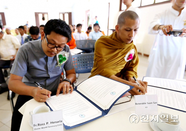 2015년 5월 23일 필리핀 마닐라 브라마 쿠마리스 명상센터에서 범종교 경서모임이 진행된 가운데 종교인들이 종교대통합 협약서에 서명하고 있다. ⓒ천지일보 2022.1.23