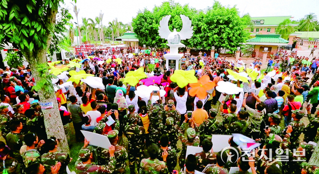 2015년 5월 25일 필리핀 민다나오 마긴다나오주에서 ‘세계평화선언 2주년 행사’가 열린 가운데 ‘평화기념비’ 제막식이 진행되고 있다. ⓒ천지일보 2022.1.23