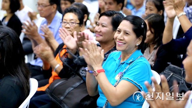 2015년 5월 23일 필리핀에서 열린 범종교 경서모임에서 필리핀 현지 신앙인들이 이 대표의 강연에 환호하고 있다. ⓒ천지일보 2022.1.23