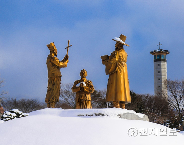 서산 해미읍성 내 순교자 동상 위에 눈이 내린 모습. (제공: 서산시청) ⓒ천지일보 2022.1.23
