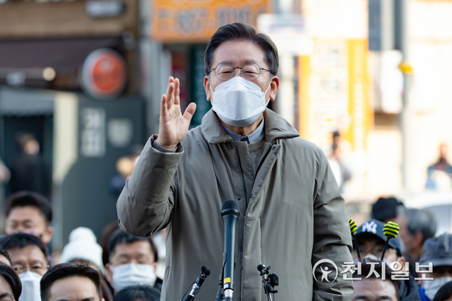 [천지일보=박준성 기자] 더불어민주당 이재명 대선 후보가 23일 오후 서울·경기 매타버스(매주 타는 민생 버스) ‘걸어서 민심 속으로’의 일환으로 경기 평택시 평택역광장을 찾아 즉석 연설을 하고 있다. (제공: 민주당 선대위) ⓒ천지일보 2022.1.23
