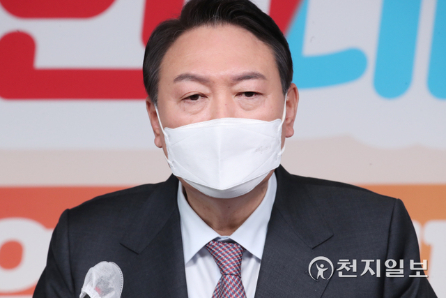 [천지일보=박준성 기자] 국민의힘 윤석열 대선 후보가 20일 서울 여의도 중앙당사에서 내게 힘이 되는 세 가지 생활공약(연말정산·반려동물·양육지원)을 발표한 후 질문에 답하고 있다. ⓒ천지일보 2022.1.20