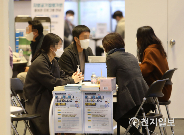 [천지일보=남승우 기자] 서울 강남구 코엑스에서 열린 일자리 엑스포에서 구직자들이 취업 상담을 받고 있다. ⓒ천지일보 DB