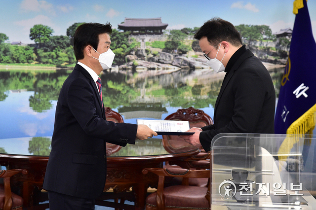 조규일 진주시장(왼쪽)이 9일 시청 기업인의 방에서 정부로부터 의사자로 인정된 고(故) 이영곤 원장의 유족에게 ‘의사자 증서’를 전수하고 있다. (제공: 진주시) ⓒ천지일보 2021.12.9