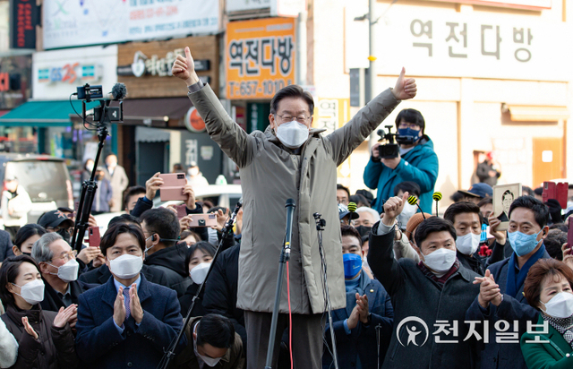 [천지일보=박준성 기자] 더불어민주당 이재명 대선 후보가 23일 오후 서울·경기 매타버스(매주 타는 민생 버스) ‘걸어서 민심 속으로’의 일환으로 경기 평택시 평택역광장을 찾아 지지자들에게 손을 흔들고 있다. (제공: 민주당 선대위) ⓒ천지일보 2022.1.23