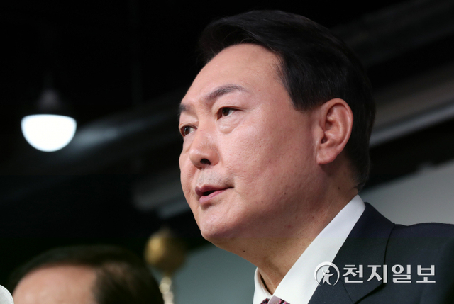 [천지일보=박준성 기자] 국민의힘 윤석열 대선 후보가 24일 서울 여의도 중앙당사에서 ‘자유·평화·번영에 기여하는 글로벌 중추국가’ 외교안보 글로벌비전을 발표하고 있다. ⓒ천지일보 2022.1.24