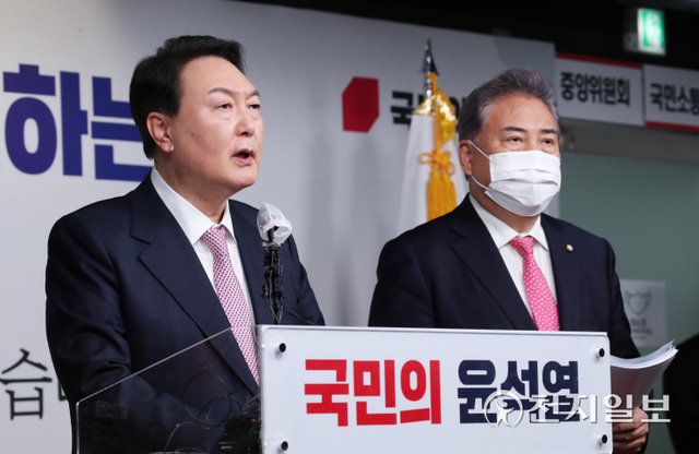 [천지일보=박준성 기자] 국민의힘 윤석열 대선 후보가 24일 서울 여의도 중앙당사에서 ‘자유·평화·번영에 기여하는 글로벌 중추국가’ 외교안보 글로벌비전을 발표하고 있다. ⓒ천지일보 2022.1.24