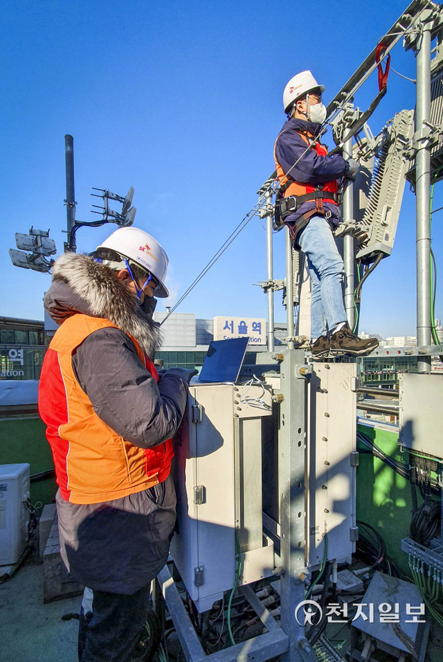 SK텔레콤 직원들이 설 연휴 이동통신 트래픽 증가에 대비해 서울역 인근 기지국 장비를 점검하고 있다. (제공: SK텔레콤) ⓒ천지일보 2022.1.24
