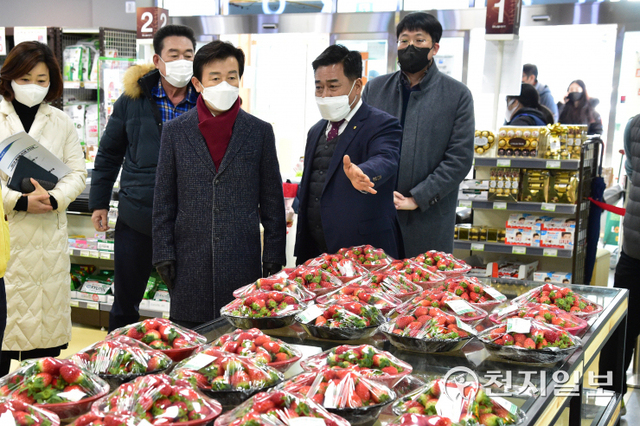 조규일 진주시장(오른쪽 세번째)이 로컬푸드 직매장을 찾아 현황을 점검하고 있다. (제공: 진주시) ⓒ천지일보 2022.1.24