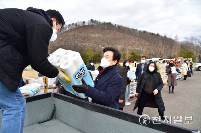 24일 조규일 진주시장이 충무공동 진주종합경기장에서 열린 사회복지시설·저소득층 위문품 전달식에 동참하고 있다. (제공: 진주시) ⓒ천지일보 2022.1.24