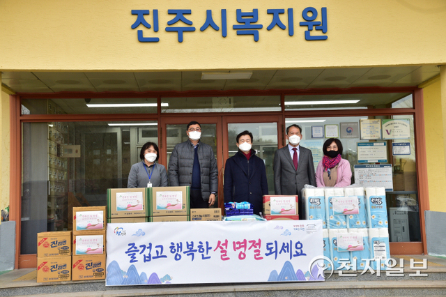 24일 조규일 진주시장(가운데)이 지역 노인요양시설 위문품 전달식에 동참해 기념촬영을 하고 있다. (제공: 진주시) ⓒ천지일보 2022.1.24