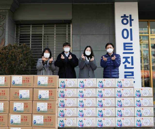 하이트진로가 설맞이 명절 음식 나눔을 위해 지난 24일 하이트진로 서초사옥 앞에서 최소 인원만 참석해 전달식을 진행한 가운데 양평군종합사회복지관, 은행종합사회복지관 사회복지사들과 정세영 하이트진로 수석팀장(오른쪽 첫 번째)이 기념사진을 촬영하고 있다. (제공: 하이트진로)